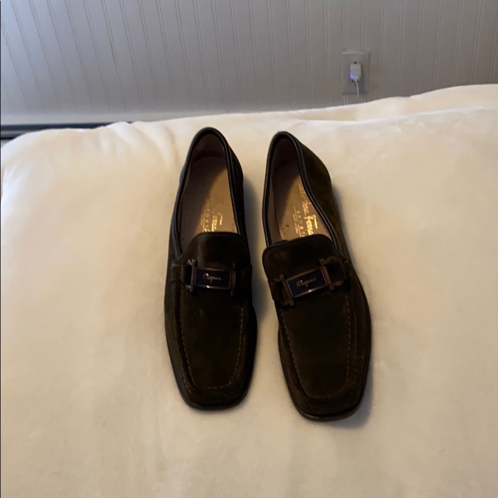 BARELY WORN OLIVE GREEN SALVATORE FERRAGAMO SHOES.